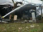 Desiatky hasičov zasahujú pri požiari rodinného domu