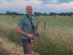 Video: Otec sa vybral k lúke, aby tam zahral na saxofóne. Zažil však niečo neuveriteľné