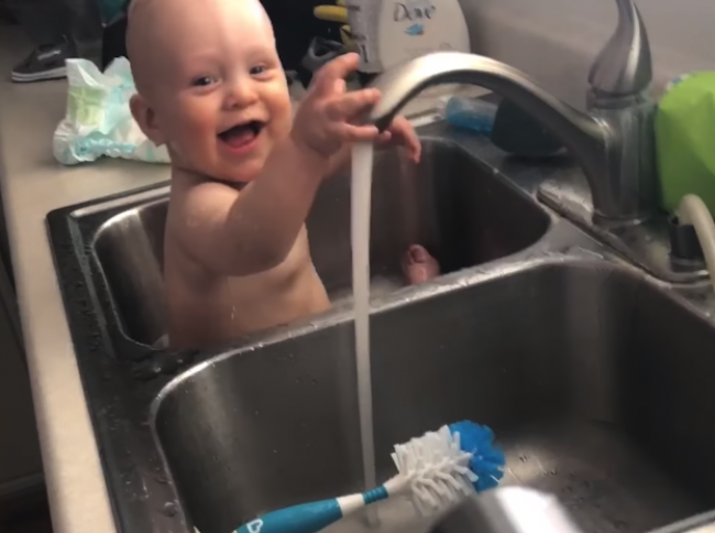 Video: Otec si dal s bábätkom rozkošnú bitku, ktorá vám vyčarí úsmev na tvári