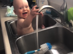Video: Otec si dal s bábätkom rozkošnú bitku, ktorá vám vyčarí úsmev na tvári