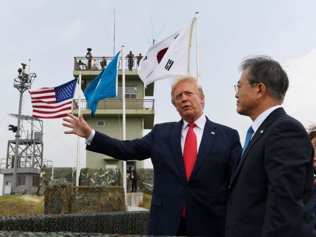 Trump prišiel do demilitarizovanej zóny na stretnutie s Kim Čong-unom