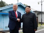 Trump si v demilitarizovanej zóne podal ruku s Kim Čong-unom