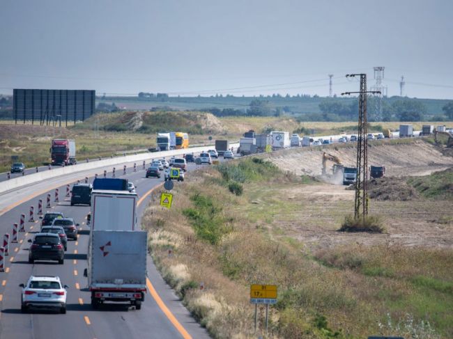 Na D1 sa stala nehoda, pred Bratislavou sa tvoria niekoľkokilometrové kolóny