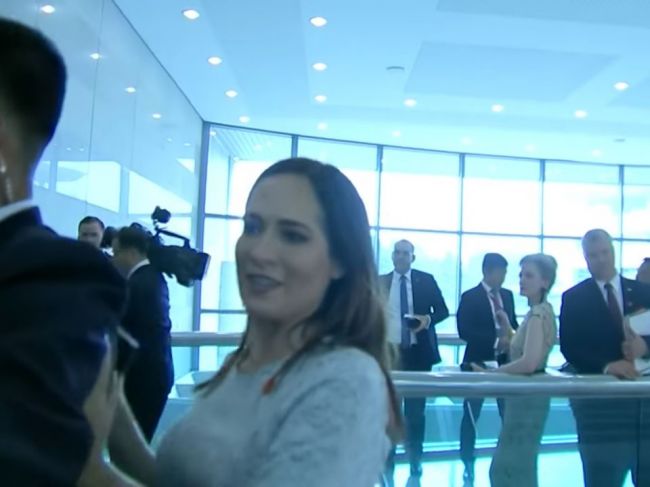 Video: Hovorkyňa Bieleho domu na stretávke s Kimom utrpela pomliaždeniny