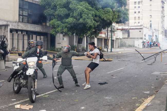 Polícia pri zásahu na proteste pripravila o zrak 16-ročného chlapca