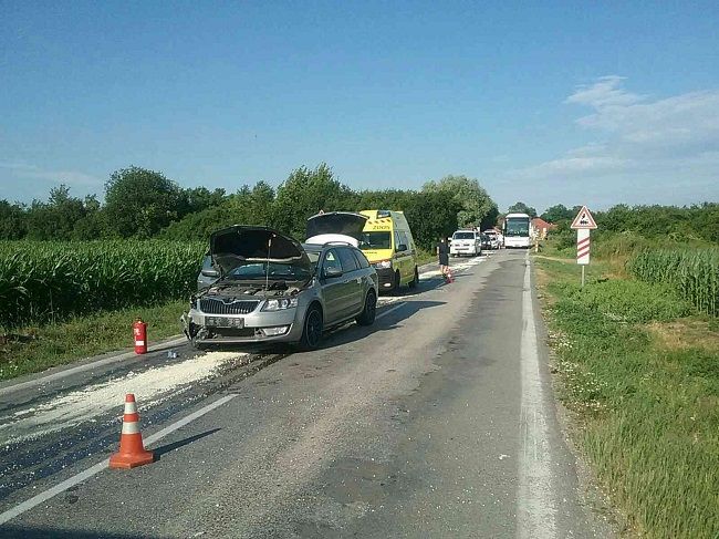 Hasiči zasahovali pri nehode autobusu a dvoch osobných áut