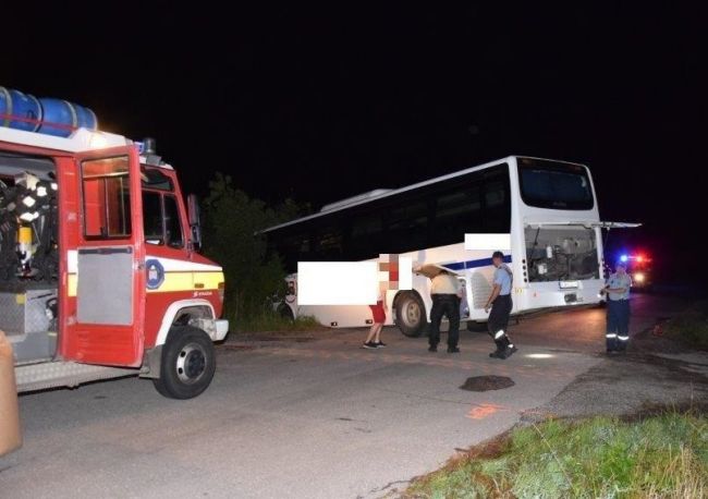 Autobus narazil do stromu a skončil v priekope, vodič mal 2,4 promile