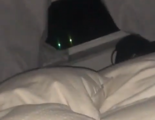 Video: Dievča malo v noci otvorené okno. Najprv sa objavil prvý pár očí, potom ďalší