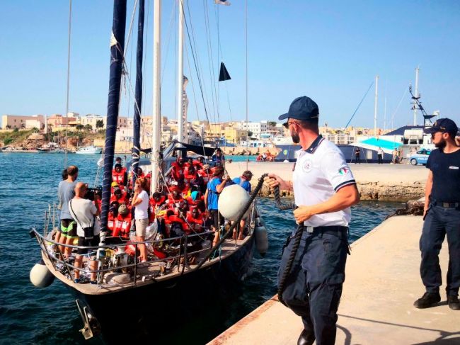 Salvini vyhlásil, že nedovolí nikomu vystúpiť z lode s migrantmi na Lampeduse