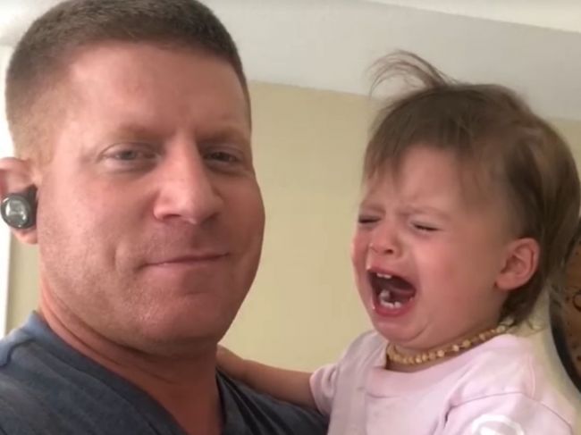 Video: Otec má perfektný trik, ako zastaviť plač dieťaťa