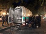 Polícia po stredajšej bitke futbalových fanúšikov obvinila 56 osôb