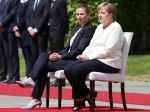 Merkelová počas prijatia dánskej premiérky sedela