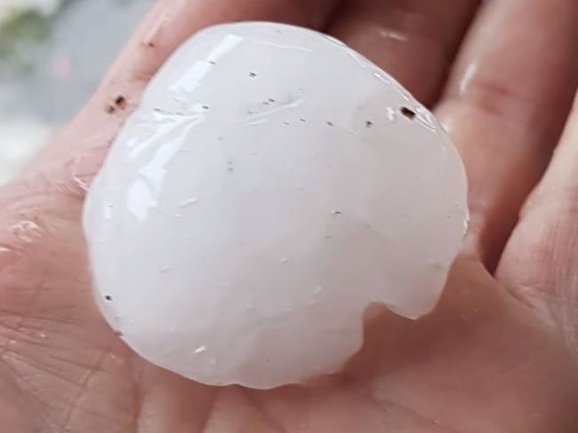 Video: V Taliansku padali krúpy o veľkosti pomaranča, vyžiadali si niekoľkých zranených