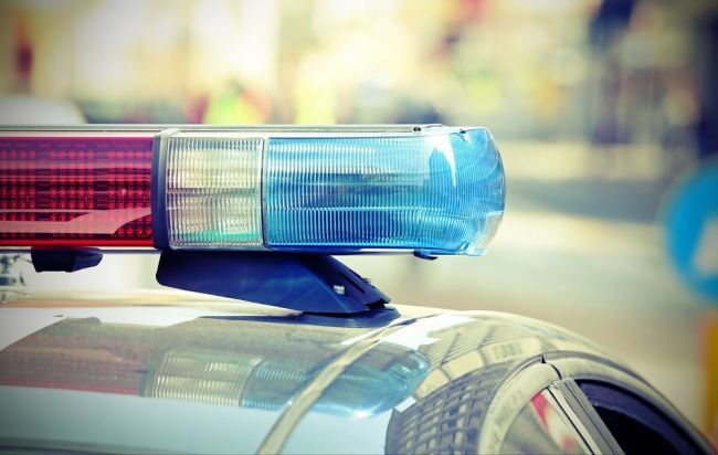 Nadrogovaný slovenský motorista chcel ujsť rakúskym policajtom, narazil do pumpy