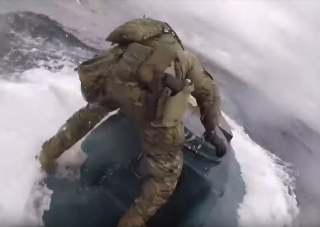 Video: Pobrežná stráž “zaklopala” na ponorku. Toto v nej ukrývali