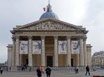 Ilegálni migranti obsadili Panteón v Paríži