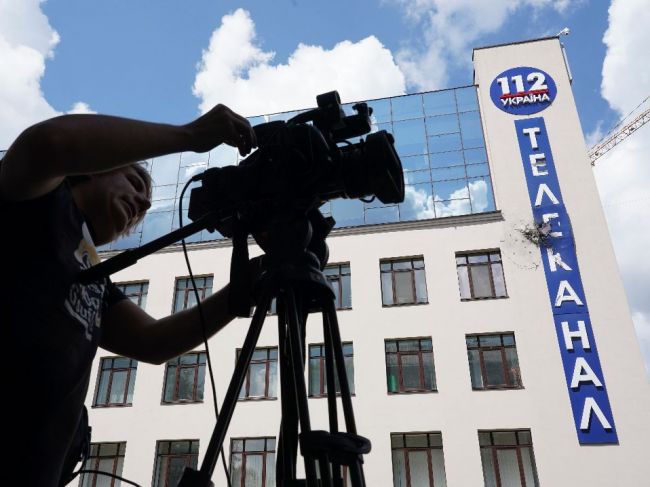 Na sídlo televízie 112 Ukrajina v Kyjeve strieľali z granátometu