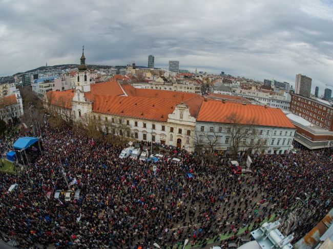 Bratislava chce premenovať časť Námestia SNP na Námestie Nežnej revolúcie