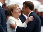 Prehliadke najmodernejšej vojenskej techniky sa v Paríži prizerala aj Merkelová