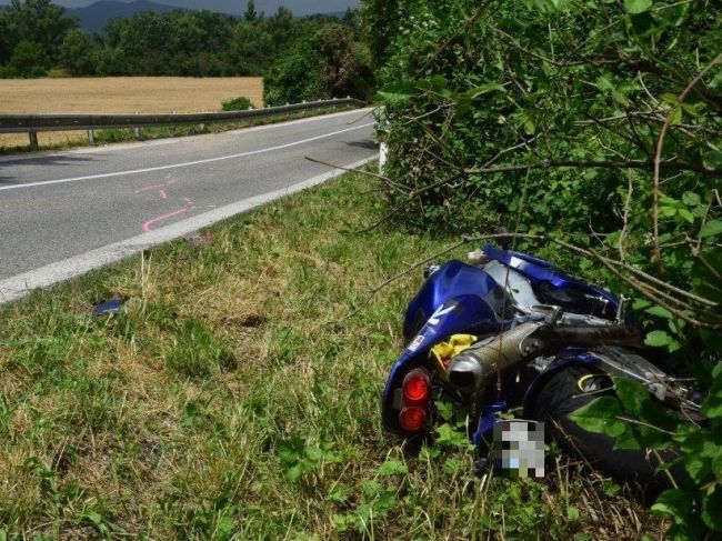 Mladý muž šoféroval motorku bez vodičáku, náraz do zvodidiel ho pripravil o život