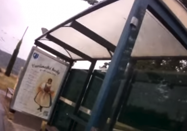 Video: Mladý muž dostal skrat. Polícii vysvetlil, prečo zničil zastávku