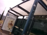 Video: Mladý muž dostal skrat. Polícii vysvetlil, prečo zničil zastávku