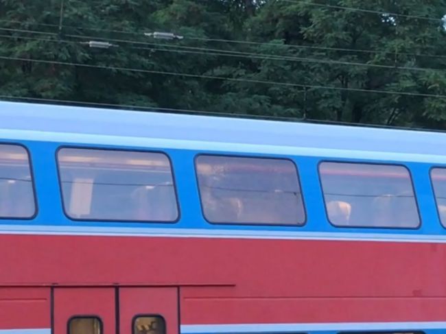 Polícia vyšetruje streľbu na vlak vo Vysočanoch