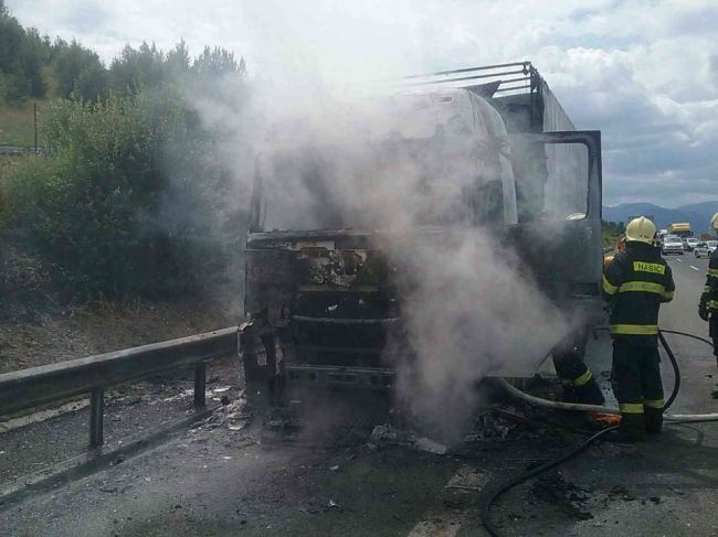 Na diaľnici D1 vzbĺkol kamión, úsek je uzavretý