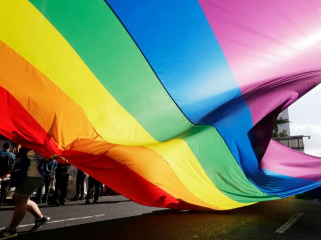 Viac ako desatina Slovákov má LGBTI kolegov, akceptácia sa líši