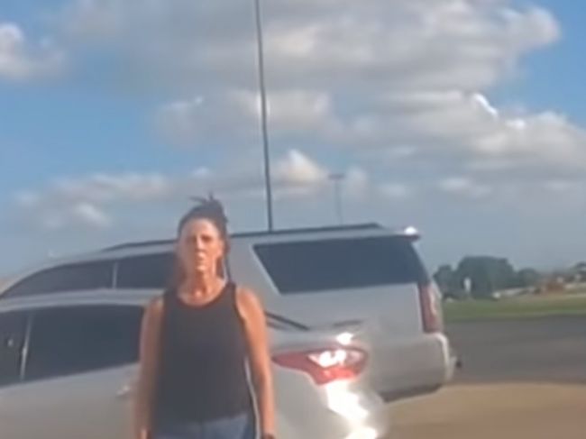 Video: Žena nechala dieťa v aute za horúceho počasia, polícia reagovala radikálne