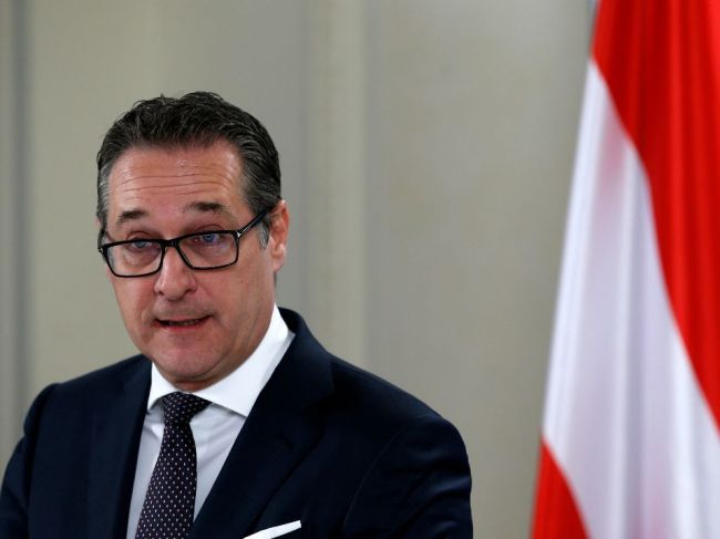 Rakúsko: I napriek škandálu okolo videa Strache opäť dovolenkuje na Ibize