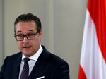 Rakúsko: I napriek škandálu okolo videa Strache opäť dovolenkuje na Ibize