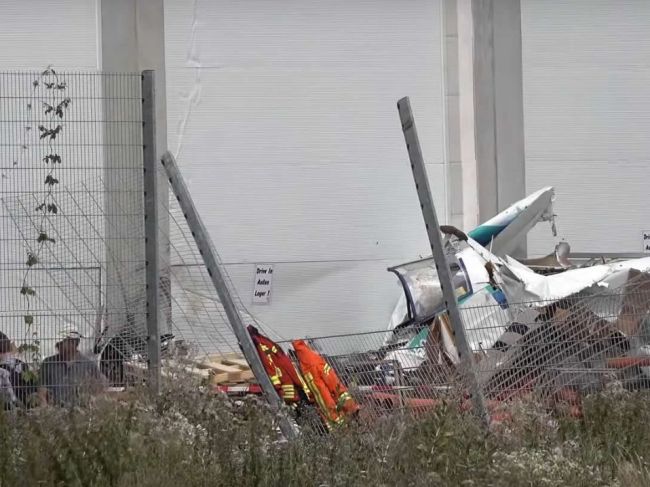 Traja mŕtvi po náraze malého lietadla do budovy hobbymarketu