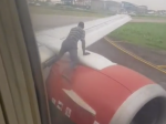 Video: Panika v lietadle - Muž vyskočil na krídlo lietadla tesne pred vzlietnutím 