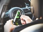 Vodič pil alkohol priamo za volantom, polícia razantne zakročila