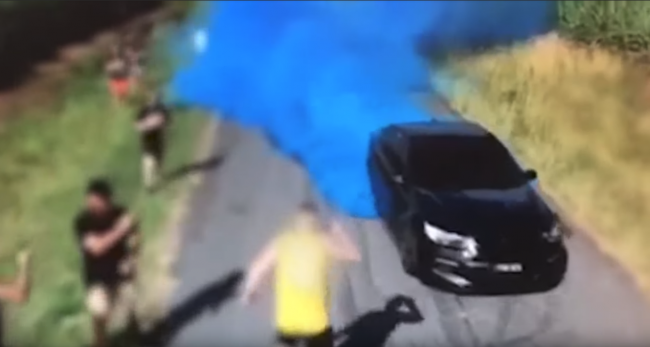  Video: Vodič chcel vidieť dym z pneumatík, spôsobil však katastrofu