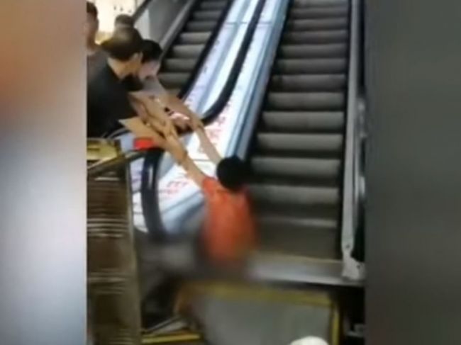 Video: Žena uviazla v eskalátore, rodina hovorí o desivých následkoch