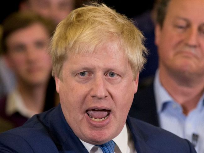 Traja britskí ministri podali demisiu, odmietajú spolupracovať s Johnsonom