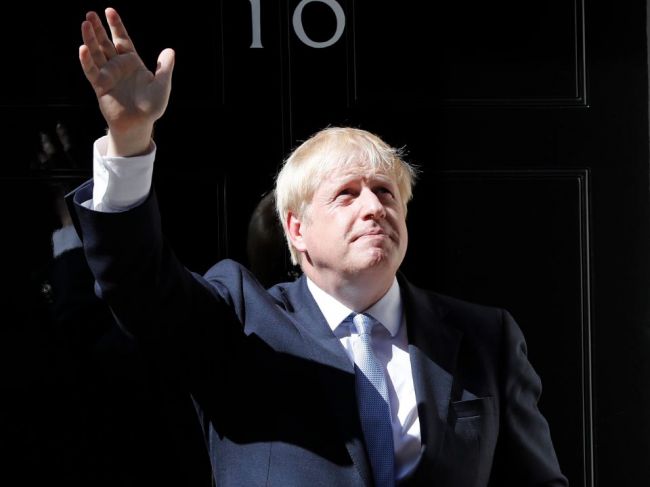 Britská kráľovná vymenovala Johnsona za nového premiéra