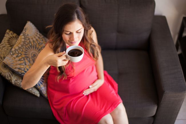 Lekári varujú: Toto môže spôsobiť káva počas tehotenstva