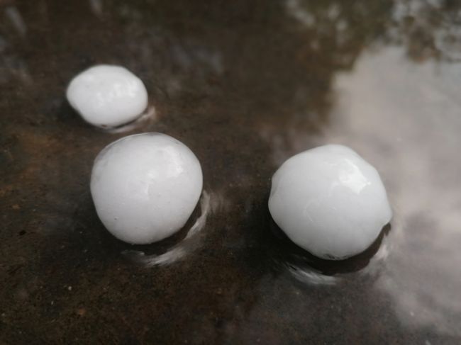 Meteorológovia varujú pred búrkami s krúpami, pre tieto kraje vydali výstrahu
