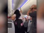 Video: Dráma na palube lietadla: Rozčúlená žena zaútočila na svojho priateľa