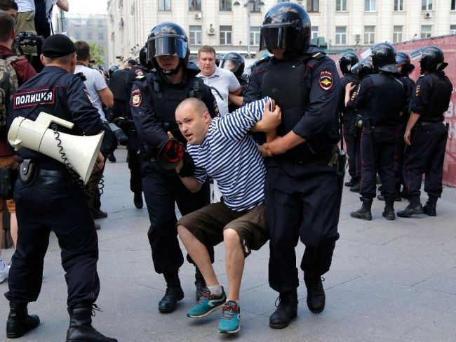 Polícia zatkla v Moskve viac ako 560 demonštrantov