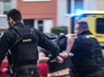 Dieťa vypadlo z okna, príbuzného odviedli v putách