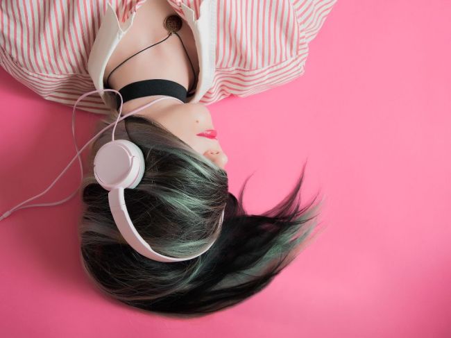 Dlhé a časté počúvanie hlasnej hudby zo slúchadiel môže poškodiť sluch