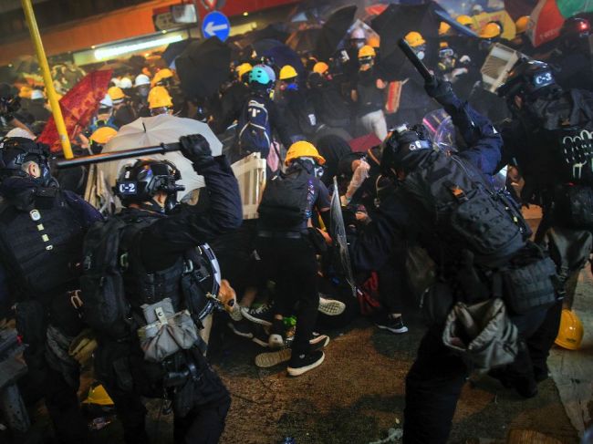 Polícia proti demonštrantom zasiahla opäť aj gumovými projektilmi