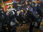 Polícia proti demonštrantom zasiahla opäť aj gumovými projektilmi
