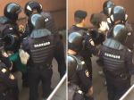 Video: Moskovská polícia zatkla dievča, ktoré si na chodníku čítalo ústavu