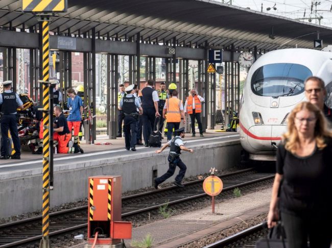 Muž sotil matku s dieťaťom pod vlak, chlapec zomrel