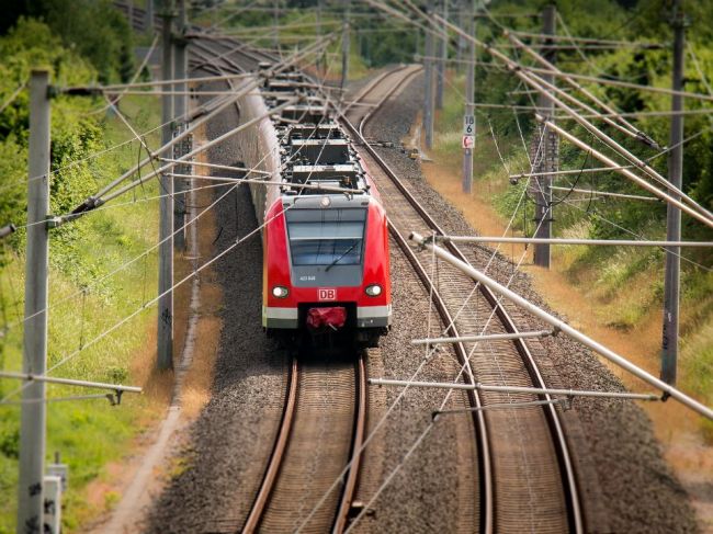 Vlakovú dopravu obmedzil muž, ktorý o sebe tvrdí, že je superhrdina